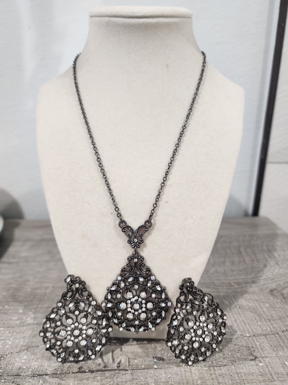 Vintage-Inspired Gunmetal Filigree Necklace and Earring Set - Gunmetal